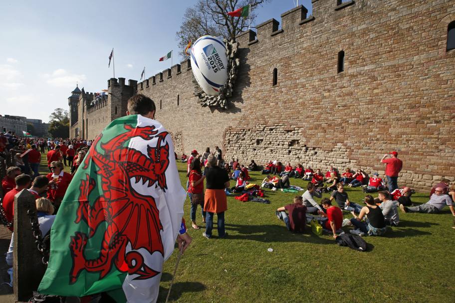 Intanto fin dalla prima mattina intorno al castello di Cardiff  iniziato l&#39;assedio dei tifosi